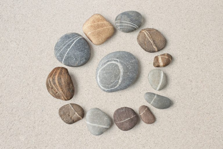 Stenar som bildar en sammanhängande cirkel.